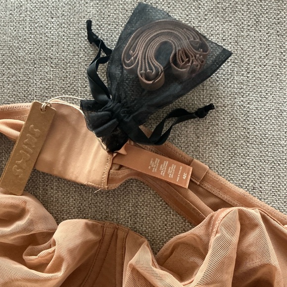 SKIMS Tan Mesh Detail Strapless Bra - Picture 4 of 4